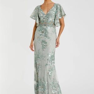 MAC DUGGAL SEAFOAM SIZE 8
Bell Sleeve Floral Embellished Gown
$698